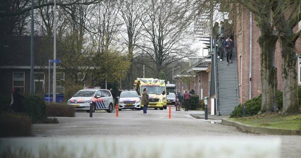 @POL_Overijssel ‘Steekpartij' AZC Schalkhaar: één slachtoffer met spoed naar ziekenhuis.