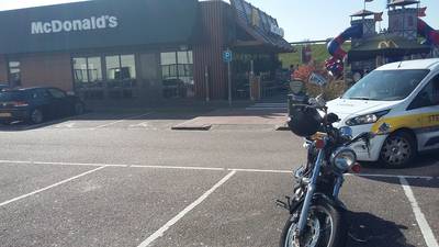 Vragen over herrie bij McDonald's in het weekend