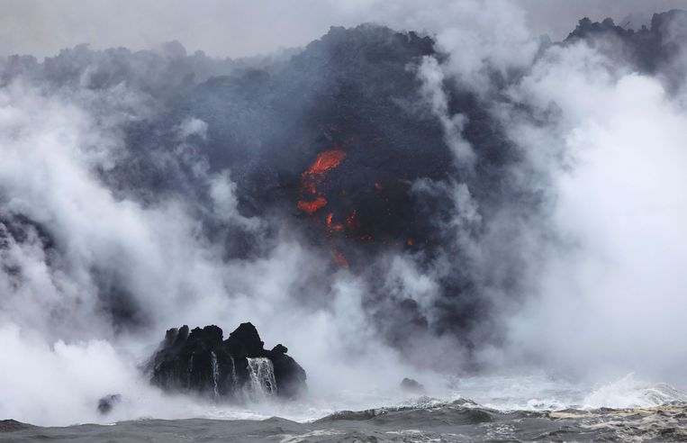 Lava stroomt de oceaan in.