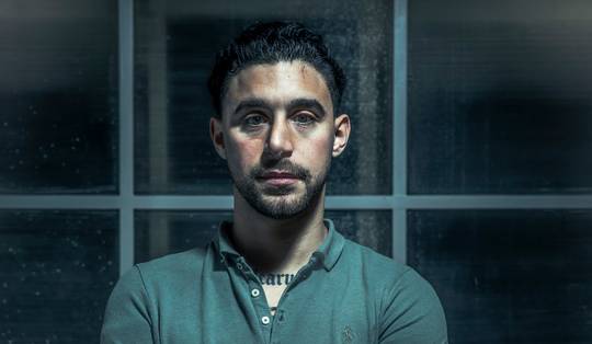 Samy Meziani raakte zwaargewond toen zijn beste vriendin dronken achter het stuur zat: ‘Ik was niet alleen mijn arm kwijt. Mijn hele leven was weg’