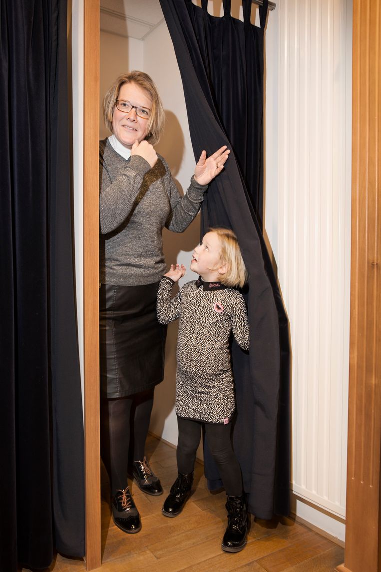 Joanneke Noordermeer met dochter Carlijn in de paskamer Beeld Ton Toemen