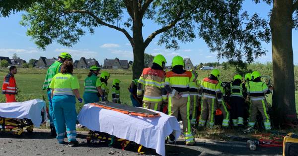 Slachtoffer overleden na frontale botsing tussen auto en vrachtwagen in Rossum.