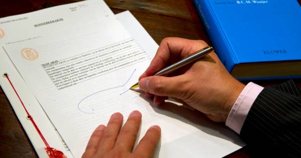 Notaris Staat Met Koopakte Voor Raam Coronapatient Dat Is