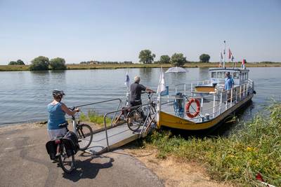 Heen en weer over de Rijn bij Rhenen... dankzij de stuwen