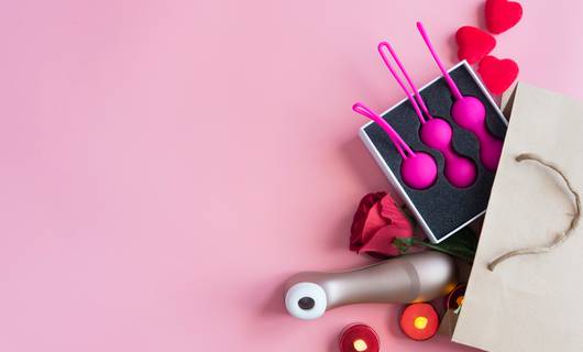 Aan de slag met seksspeeltjes: zestigplussers zijn geïnteresseerd in de Satisfyer