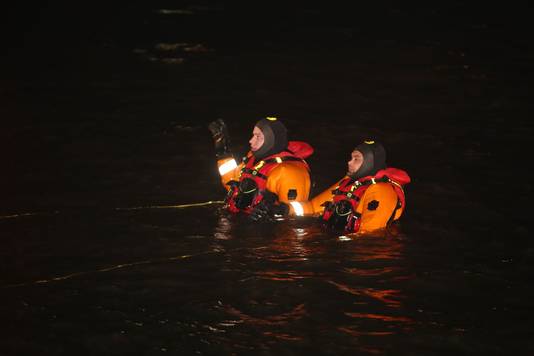 Search for divers in the Waal near Brakel.
