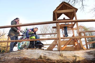 Nieuwe wiebelbrug in Arnhem prikkelt zintuigen van mensen met een verstandelijke beperking