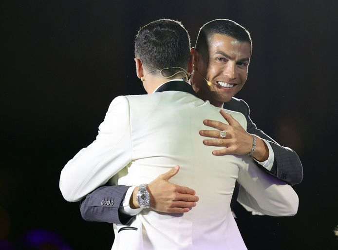 Cristiano Ronaldo geeft Robert Lewandowski een knuffel.