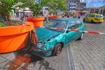 Automobilist rijdt terras op in Veldhoven, vijf gewonden