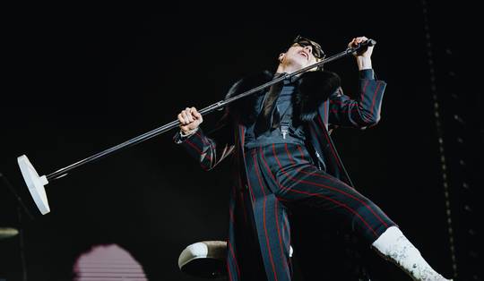 Yungblud op Pukkelpop: zelfs op één been was de uitverkoren headliner onvermoeibaar, ongenaakbaar en onweerstaanbaar ★★★★☆