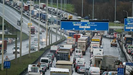 Experts kritisch voor Vlaams klimaatplan: “100 km/u op Brusselse ring? Dat haalt niks uit”