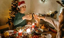 Babbelen met ‘generatie woke’. Zo ontwikkel je je wokabulaire en houd je het gezellig aan de kersttafel