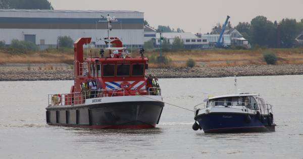 Schipper in de problemen op de Waal bij Zennewijnen