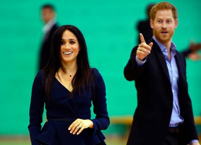 Meghan Markle speelt potje basketbal op torenhoge hakken
