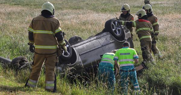 Auto op zijn kop in Lith: bestuurder in eerste instantie onvindbaar - BD.nl