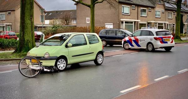 Fietser gewond aan hoofd bij aanrijding met auto in Oldenzaal.