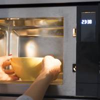 Met dít middeltje wordt de magnetron weer blinkend schoon
