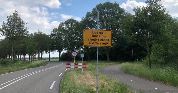Rook van de peelbrand zorgt voor slecht zicht: botsing met zes auto's in Liessel - Eindhovens Dagbla