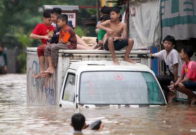 Jakarta zinkt in recordtempo