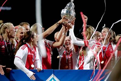 Vrouwen Ajax winnen beker dankzij goal in blessuretijd