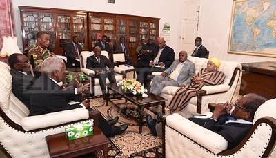 Mugabe voor het eerst sinds coup Zimbabwe in openbaar te zien