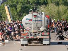 Bijna 40 steden VS stellen avondklok in; tankwagen rijdt in op menigte