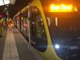 Een van de nieuwe trams tijdens een nachtelijke testrit in Nieuwegein.
