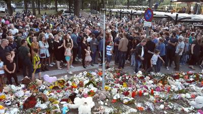 Hartverwarmend: Oss knuffelt brandweerlieden op rampplek