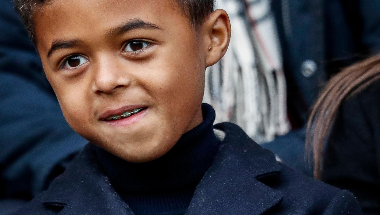 Sponsordeal met 9-jarige Shane Kluivert: mag dat wel? | Het Parool