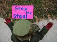 Een aanhanger van president Donald Trump portesteert tegen het 'stelen van stemmen' door de Democraten.