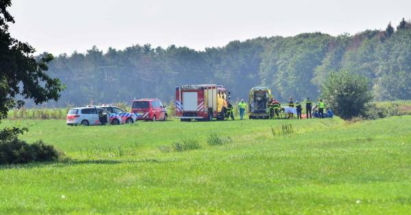 Parachutist gewond door landing in weiland bij Zegge