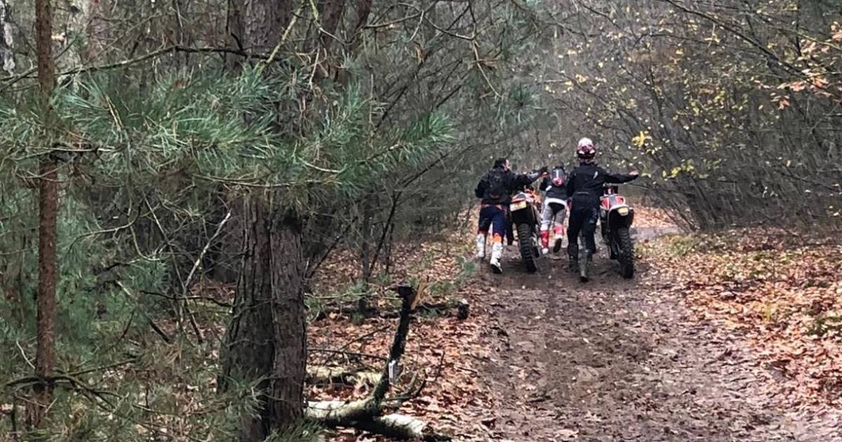 Acht motorcrossers krijgen in totaal 21 processen-verbaal.