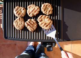 Zó blijven de hamburgers niet aan het bbq-rooster plakken
