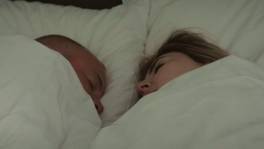 Ian zit met 'mannendingske' bij het opstaan op huwelijksreis