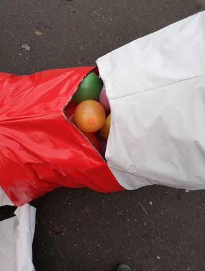 ‘Liefdesactivisten’ versieren Duitse flitspalen als zuurstokken