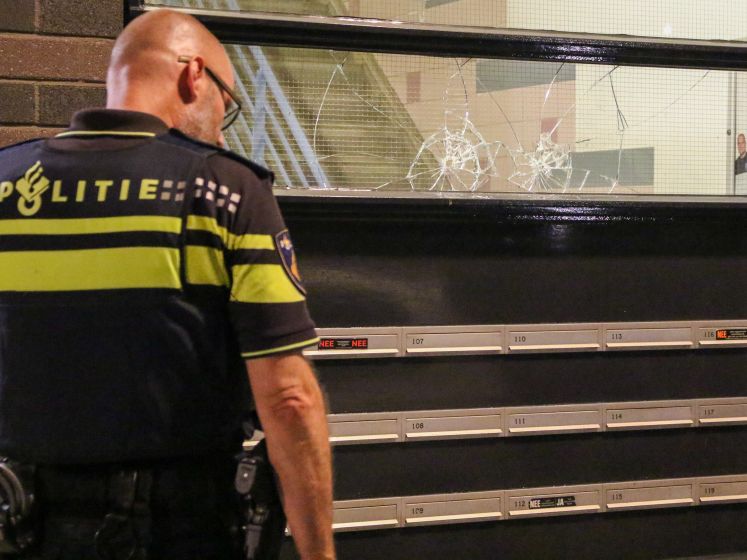 Andy zet tent op om zijn moeder in de watten te leggen: zij Andy zet tent op om zijn moeder in de watten te leggen: zij
