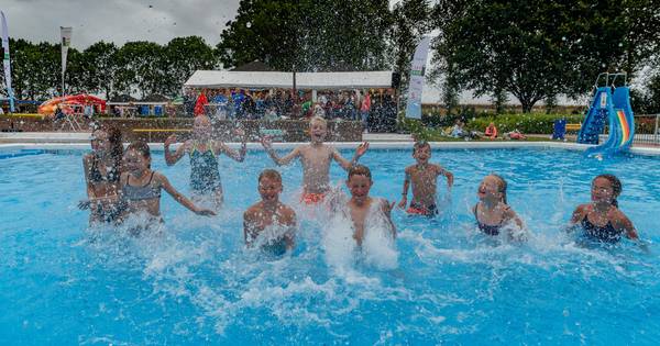 Midzomerfeest Willemstad trekt ondanks grijze weer nog zo'n honderd badgasten