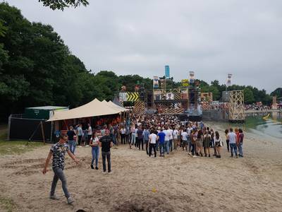 Vrouw gewond na metersdiepe val op festival in Breda: zekering tokkelbaan laat los