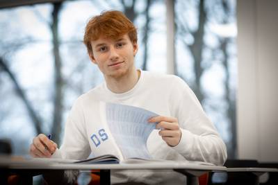 Sepp van den Berg (17) heeft HAVO-diploma beet en kan zich volledig op PEC Zwolle storten
