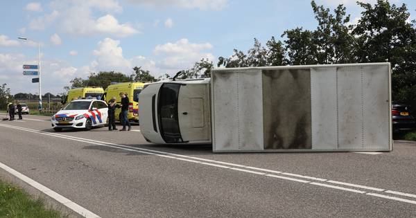 Gekantelde vrachtwagen zorgt voor verkeersoverlast in Doetinchem, oprit A18 bezaaid met ijzer.