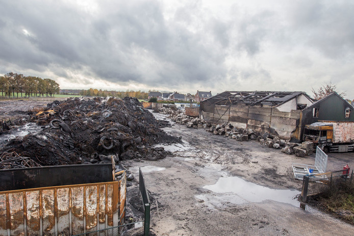De restanten van de bandenbrand bij recyclingbedrijf Van den Hoogen.
