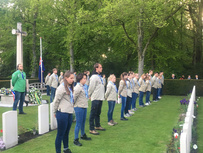 Jongeren van de scouting houden twee minuten stilte tijdens de Dodenherdenking op begraafplaats Westduin in Den Haag.