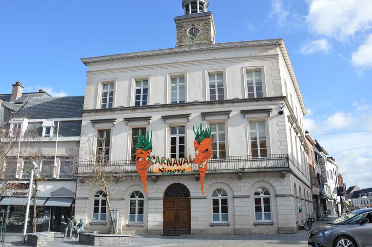 Het aftellen kan beginnen carnavalsbord hangt op aan oud stadhuis Ninove Regio HLN
