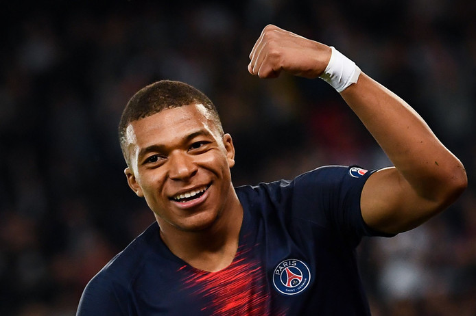 Het 'XXL-salaris' van Mbappé waar Messi en Ronaldo van ...