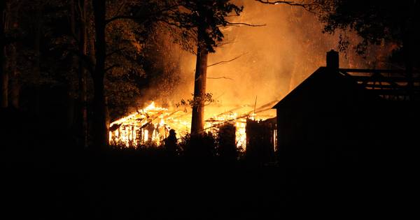 Leegstaande kippenschuur in vlammen op in Stevensbeek (video) | St. Anthonis - De Gelderlander