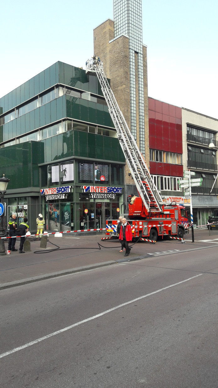Rook op dak van Intersport in de Utrechtse binnenstad Utrecht AD.nl
