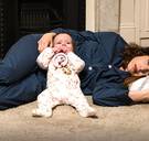 Wat doet langdurig slaaptekort met jonge ouders en hoe overleef je het?