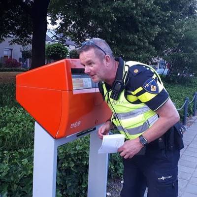 Wijkagenten vinden op Zwarte Cross verloren telefoon terug in grote brievenbus