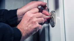 Slotenmakers haken af omdat justitie te traag betaalt: politie moet zelf leren inbreken