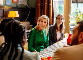 Koningin Máxima droeg een geweldige ketting en kleurencombinatie